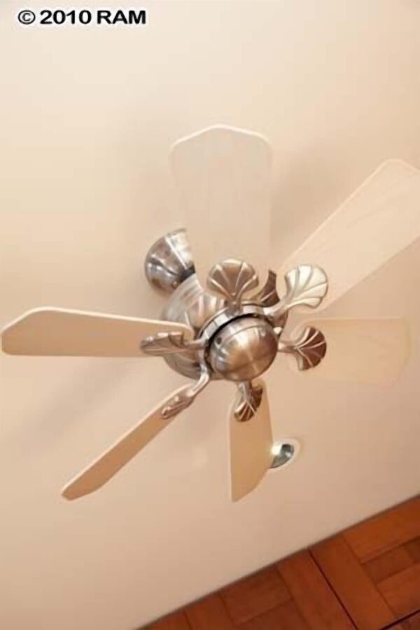 A ceiling fan with four blades on the top of it.